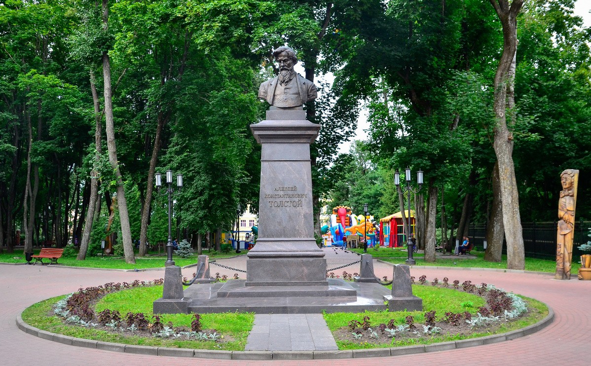 Памятник писателю и драматургу А.К. Толстому - фото - 2