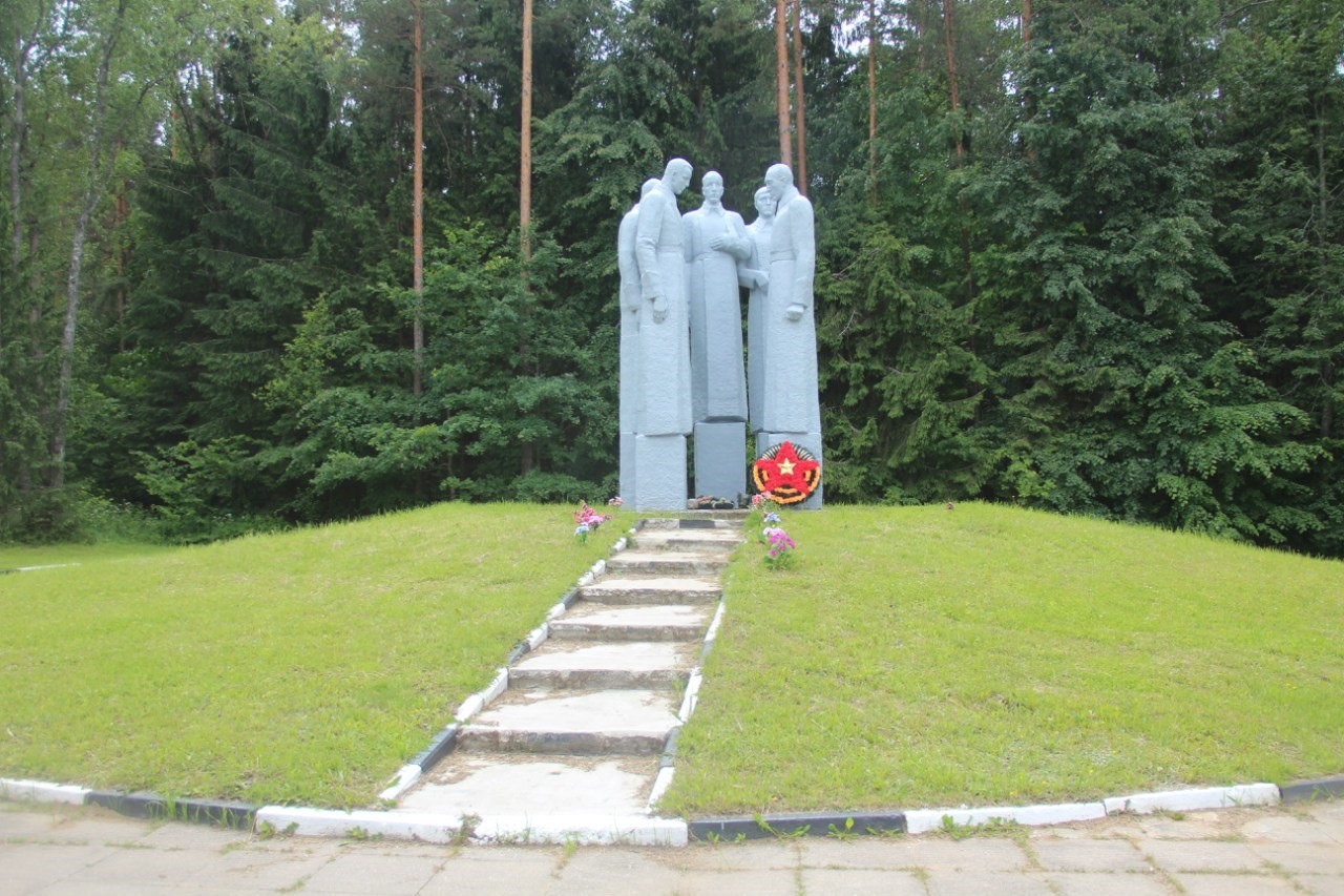 Памятник на братских могилах советских воинов - фото - 1