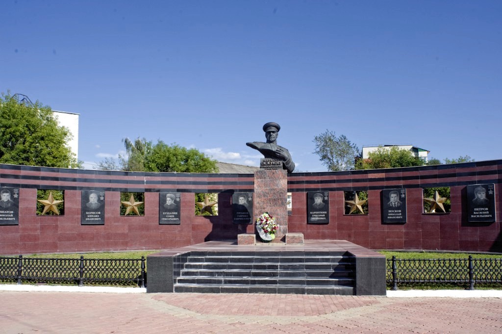 Памятник Маршалу Советского Союза Г.К. Жукову - фото - 1