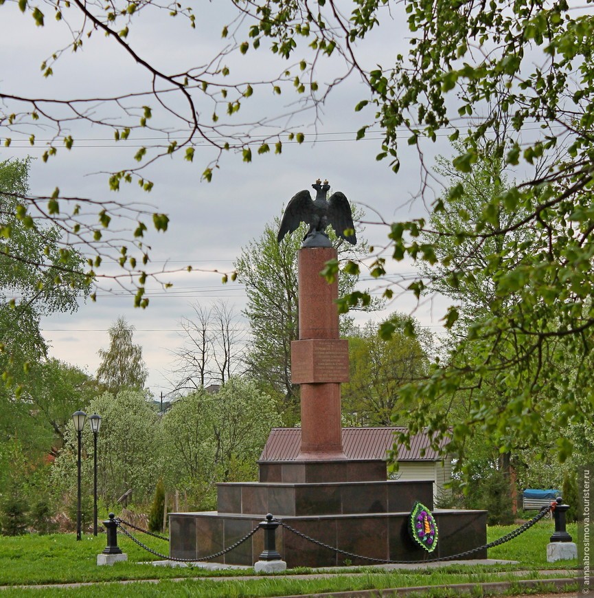 Памятник Перновскому полку - фото - 2