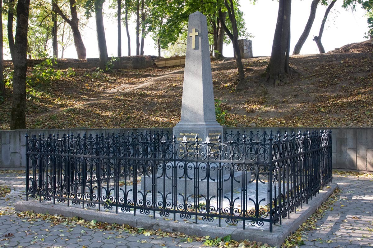 Памятник на могиле генерала Антона Антоновича Скалона - фото - 4