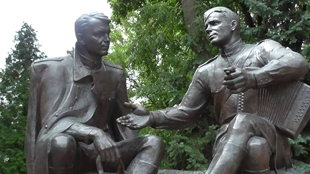 Памятник А.Т. Твардовскому и его герою В. Тёркину - фото - 3
