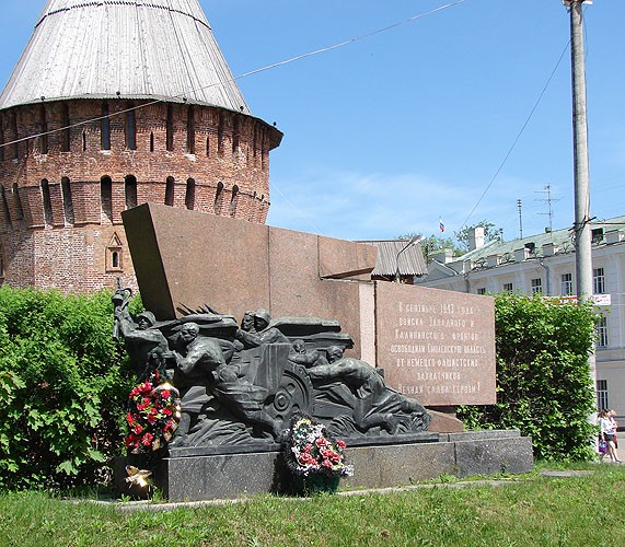 Памятный знак в честь освободителей Смоленска от немецко-фашистских захватчиков - фото - 3