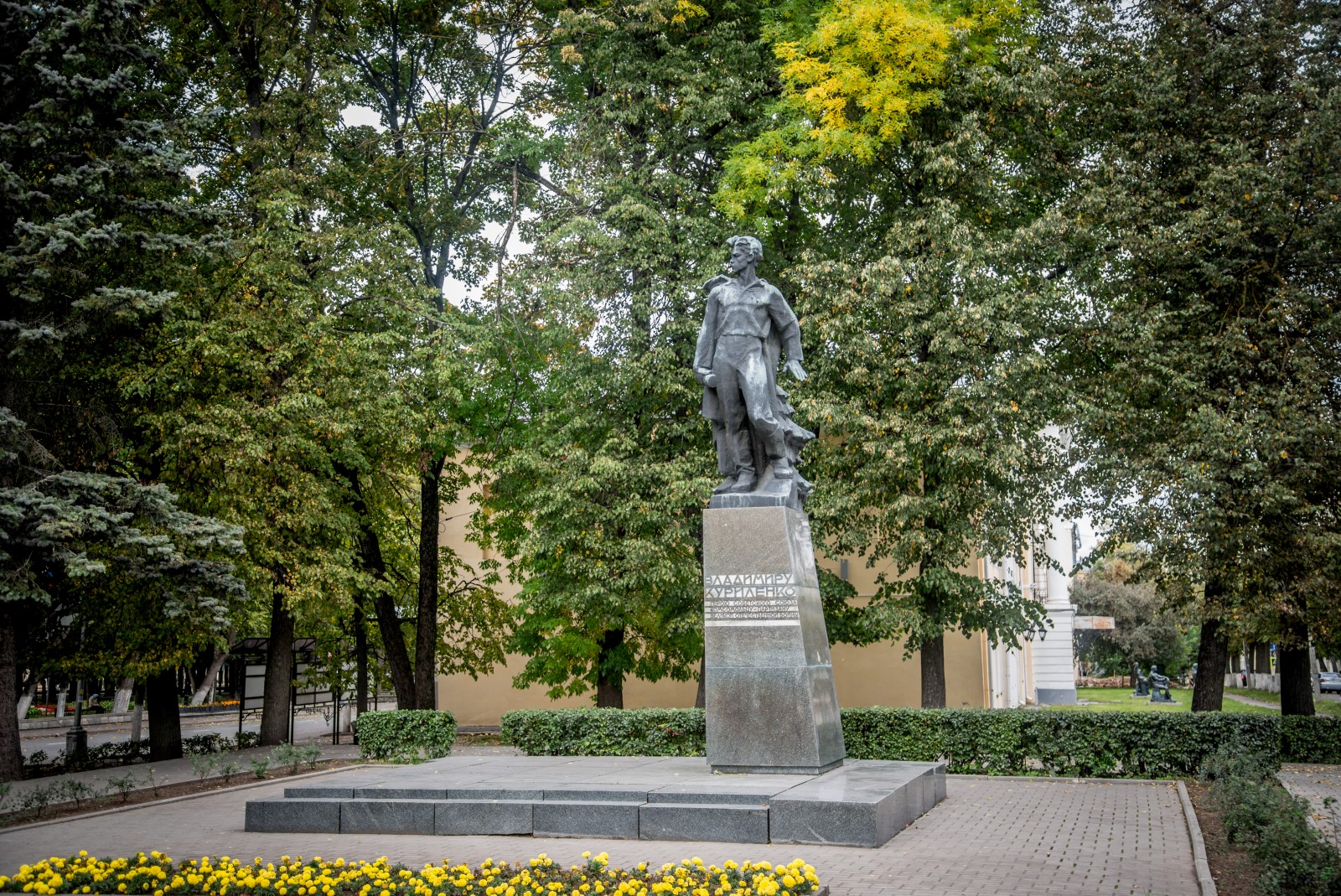 Памятник Герою Советского Союза В.Т. Куриленко - фото - 2