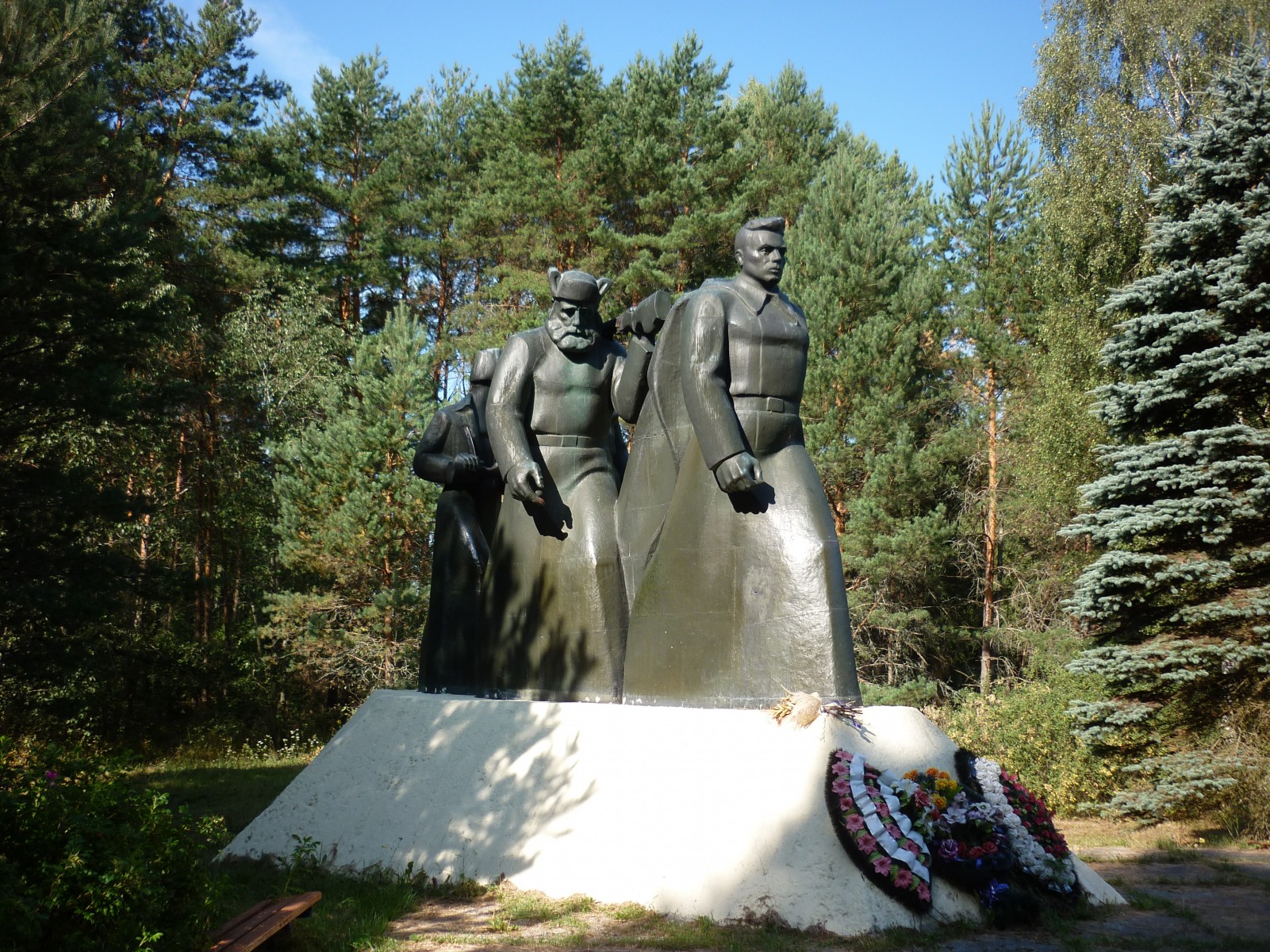 Памятник партизанам Смоленщины - фото - 2