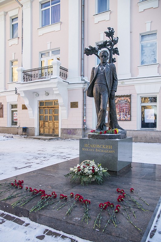 Памятник поэту М.В. Исаковскому - фото - 1