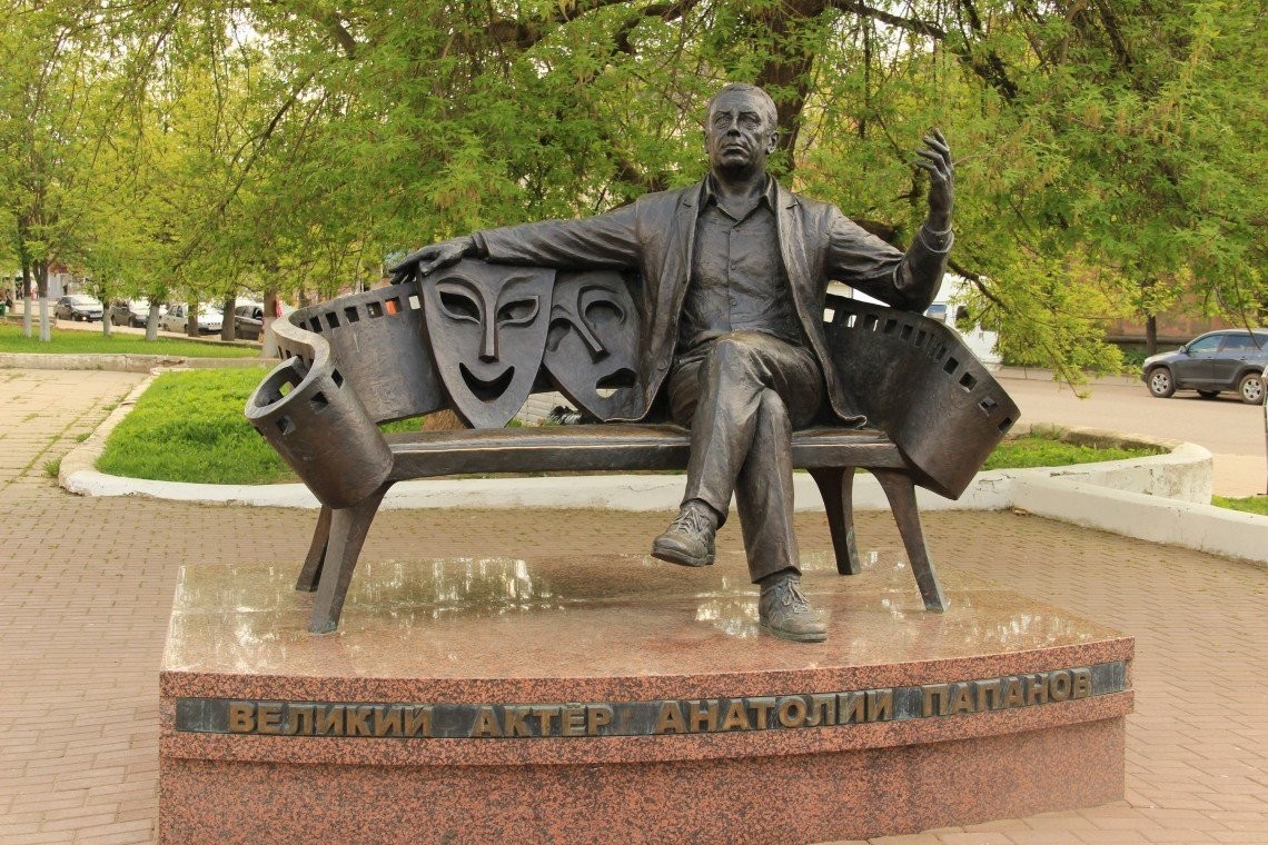 Памятник актёру А.Д. Папанову - фото - 1