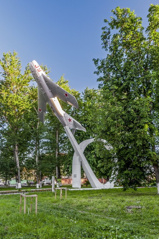 Памятник самолёту МиГ-17 в честь летчика-космонавта С.Е. Савицкой - фото - 4