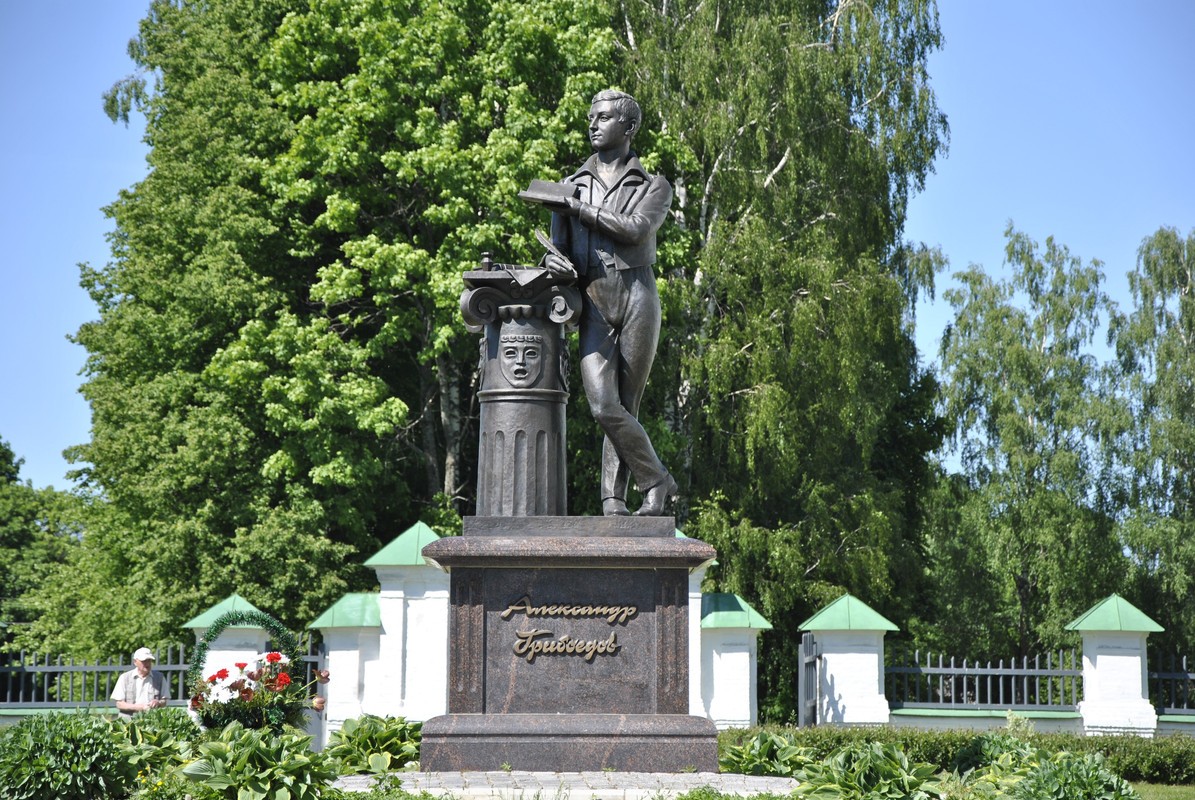Памятник юному А.С. Грибоедову, будущему дипломату и драматургу - фото - 3