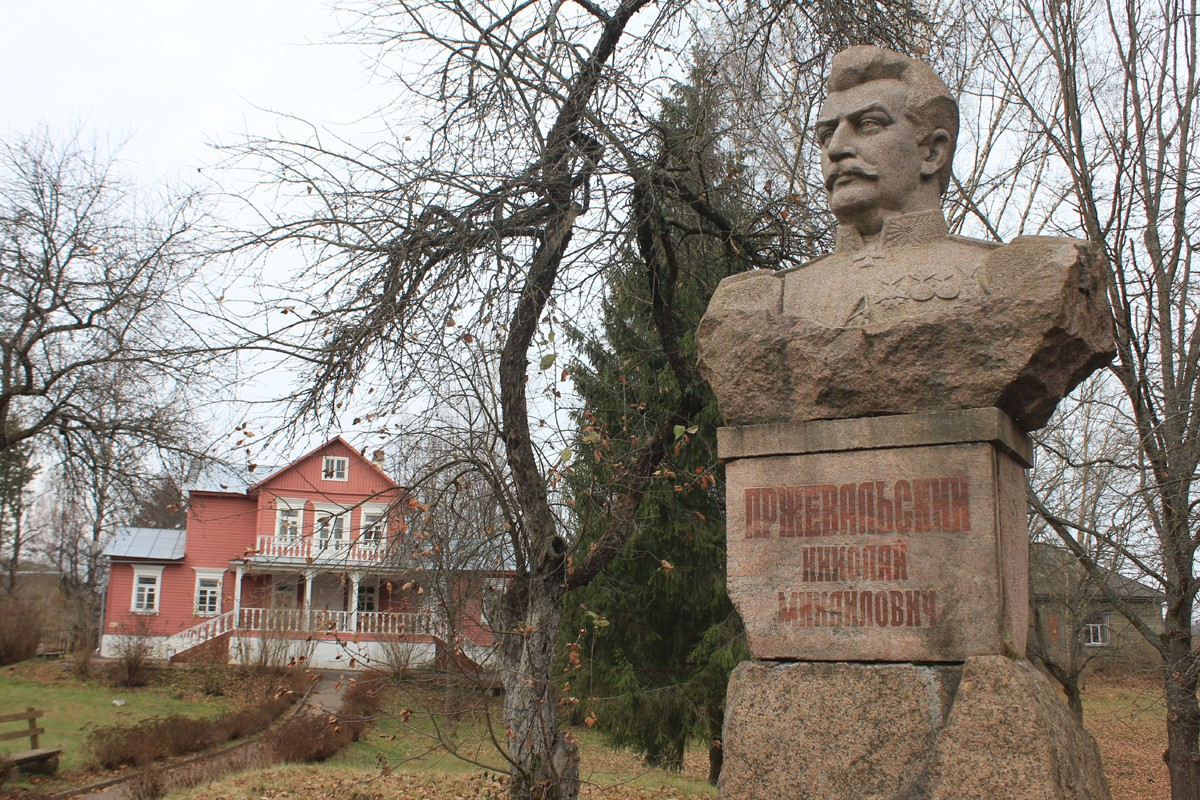 Памятник путешественнику Н.М. Пржевальскому - фото - 2