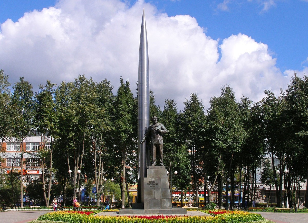 Памятник К.Э. Циолковскому - фото - 3
