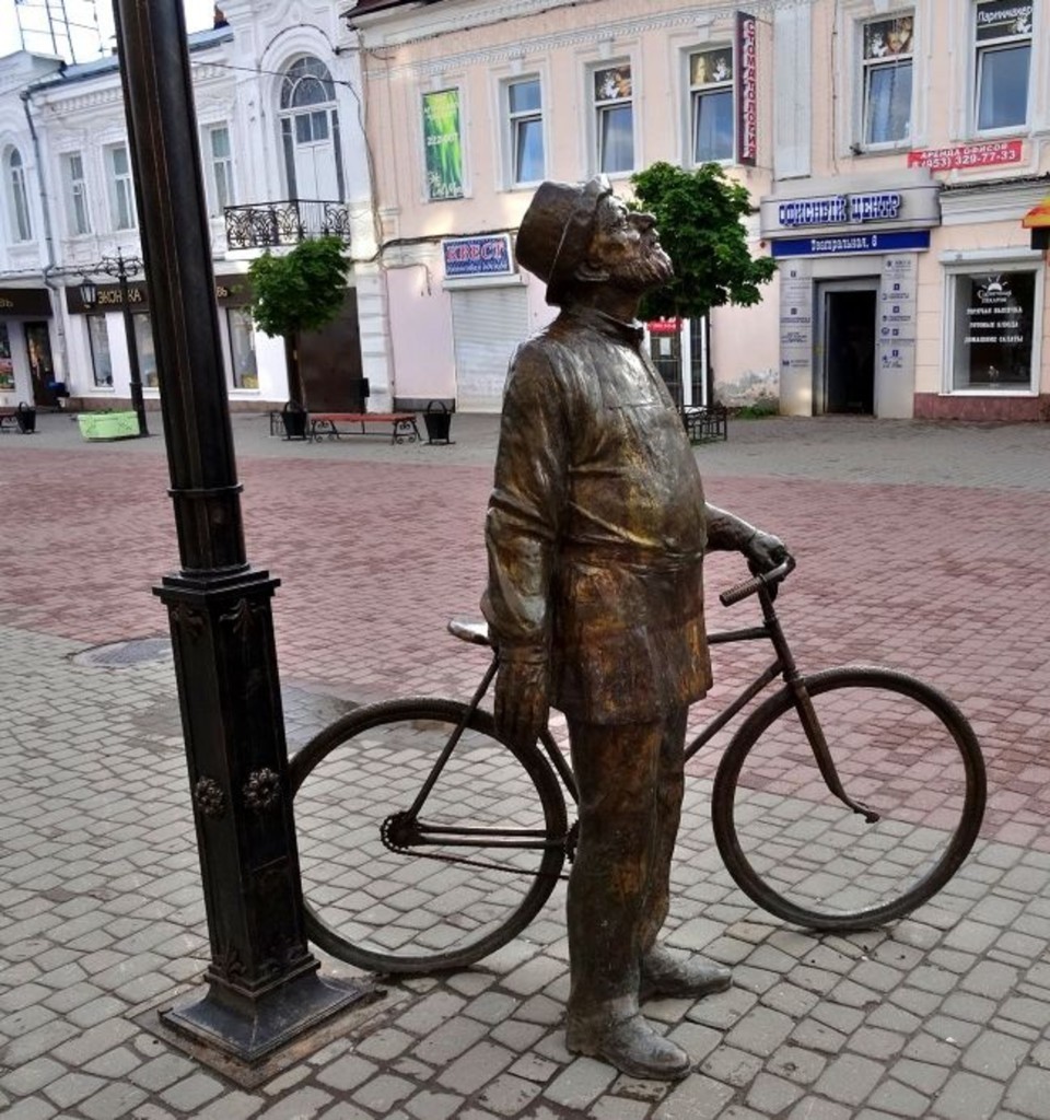 Скульптура «Циолковский на велосипеде» - фото - 3