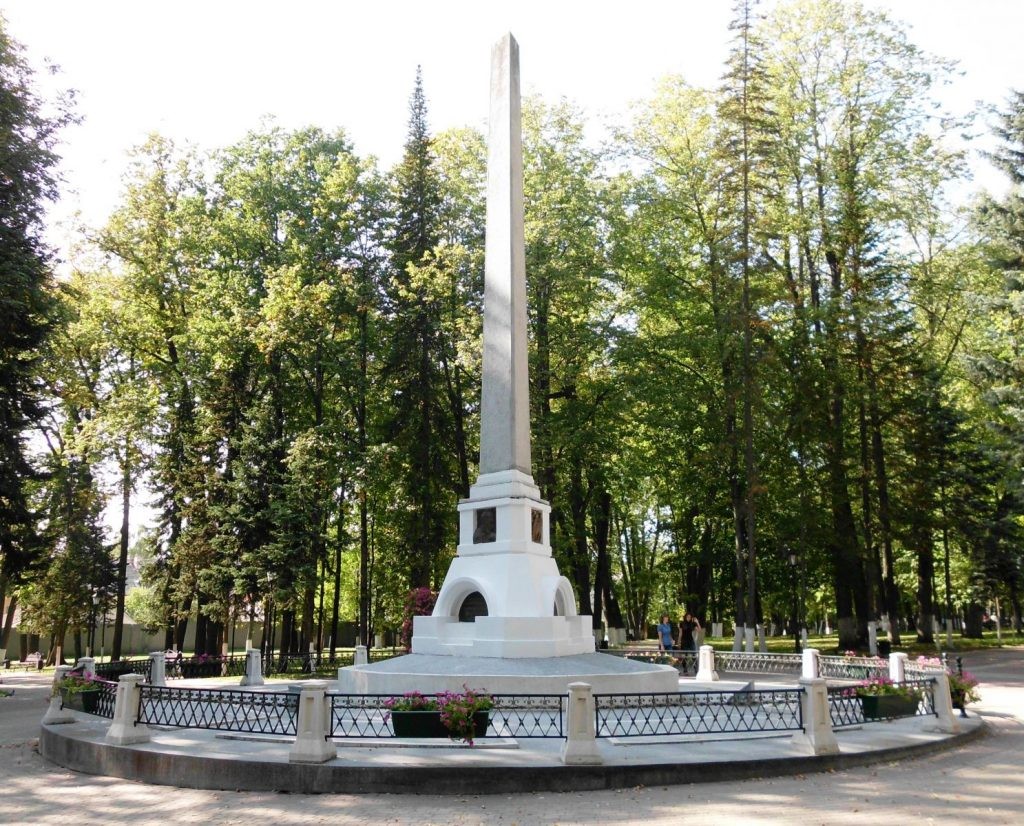 Памятник-обелиск на могиле К.Э. Циолковского - фото - 3