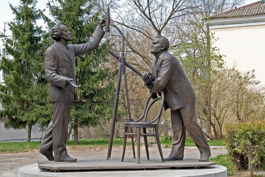 Скульптура «Встреча Циолковского и Королёва» - фото - 2